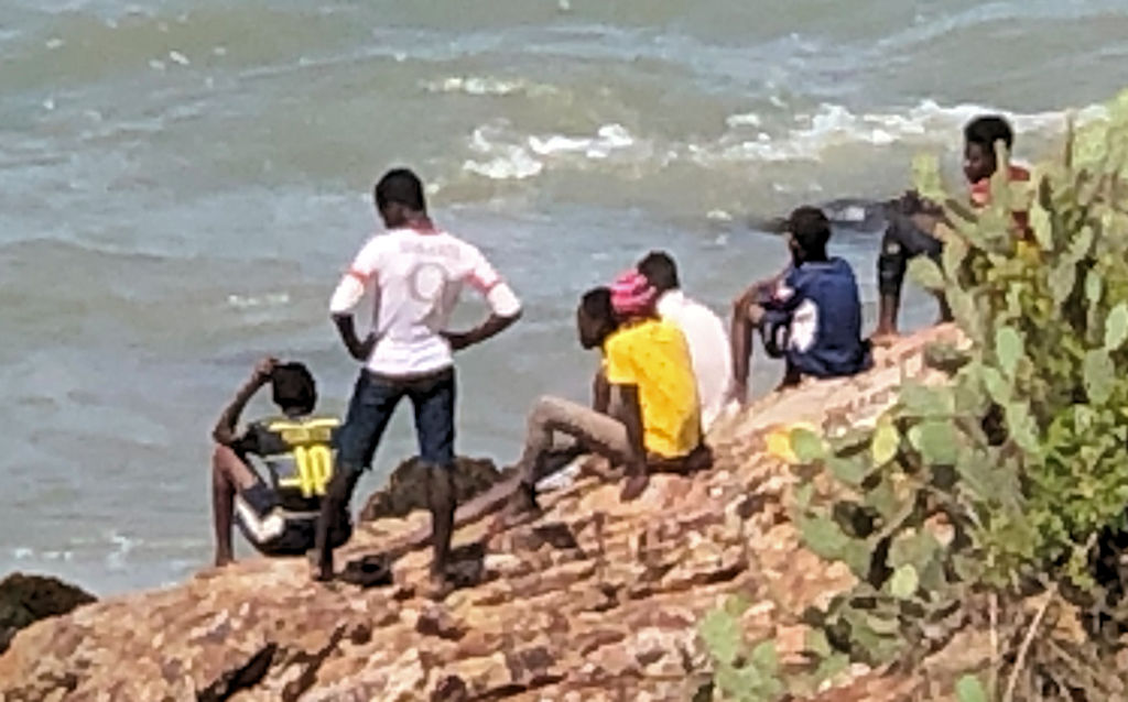 Junge Männer am Strand